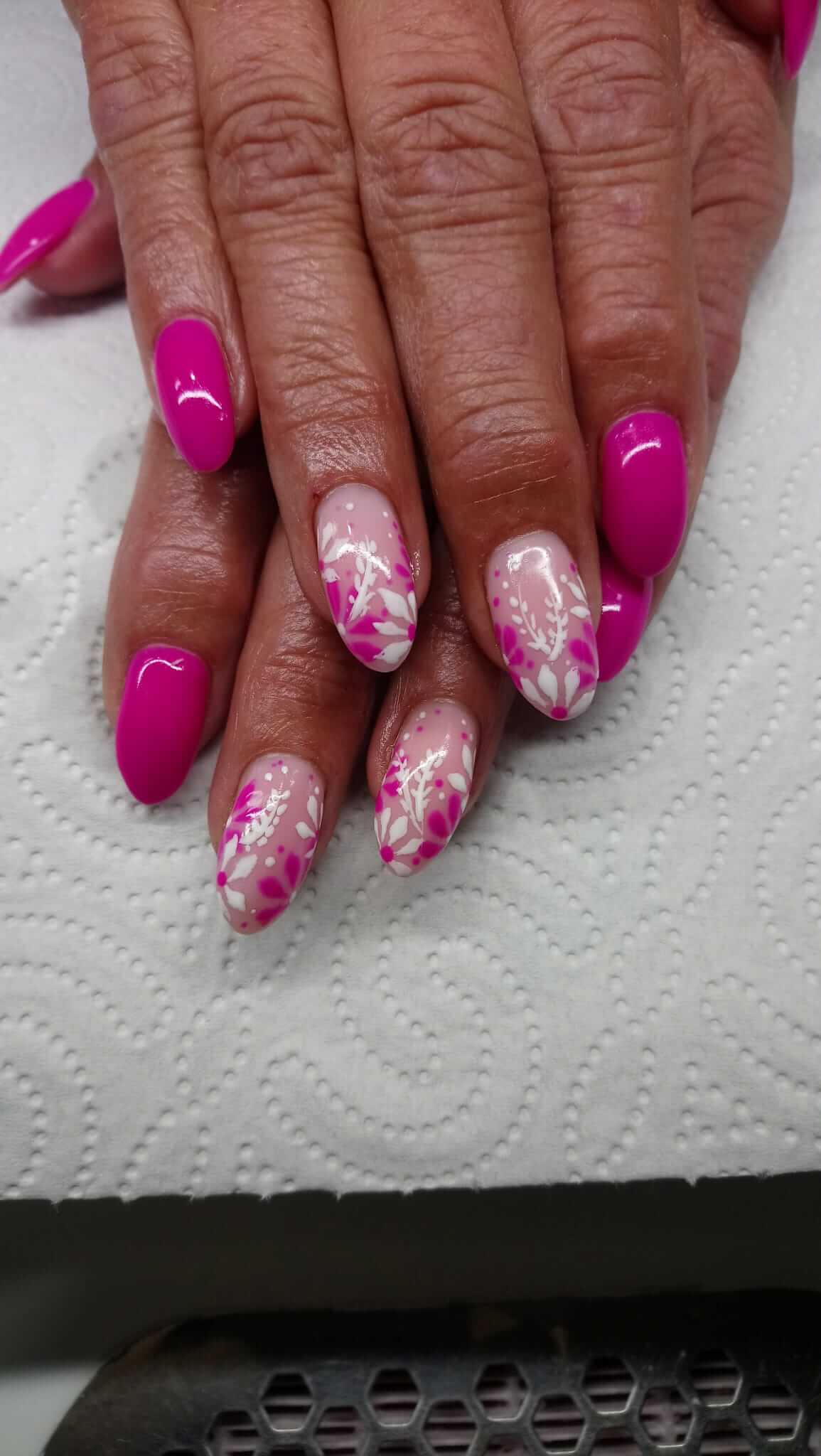 Pinke Gelnägel mit handgemalten weißen Blüten – Nagelstudio Beata Detmold