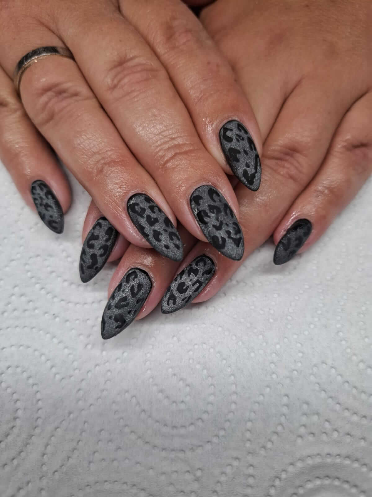 Matte schwarze Mandelnägel mit Leopardenmuster – Nagelstudio Beata Detmold